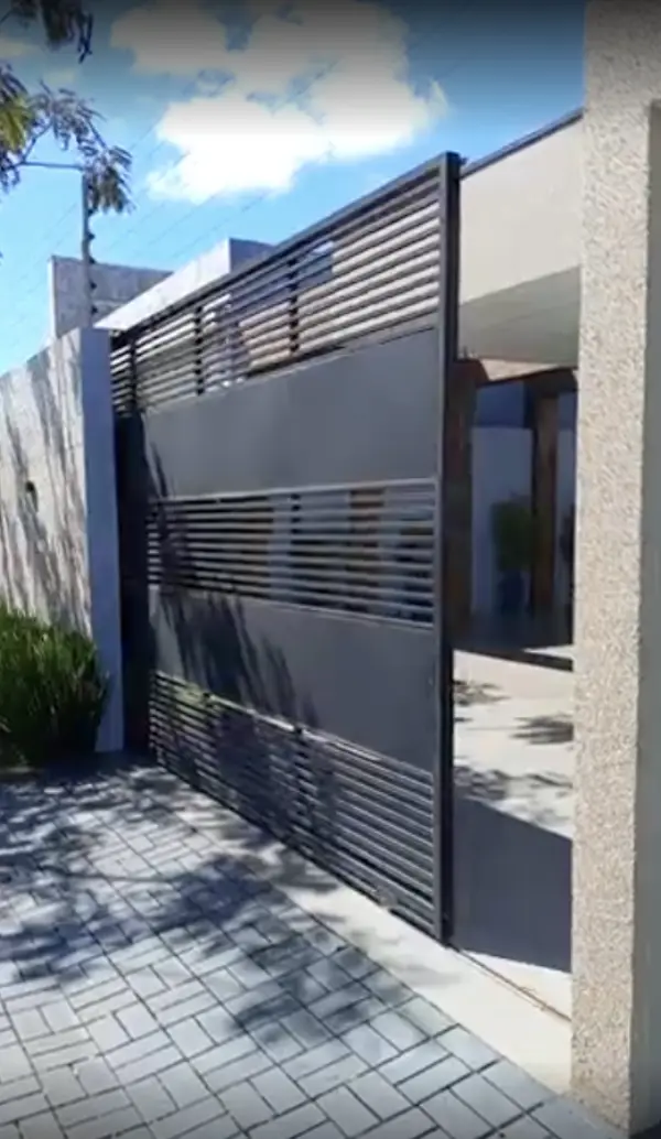 Portão deslizante moderno cinza instalado pela SG em Toledo