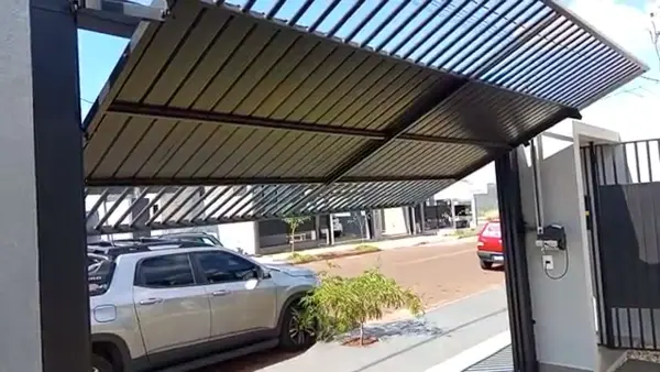 Portão basculante aberto vista da garagem